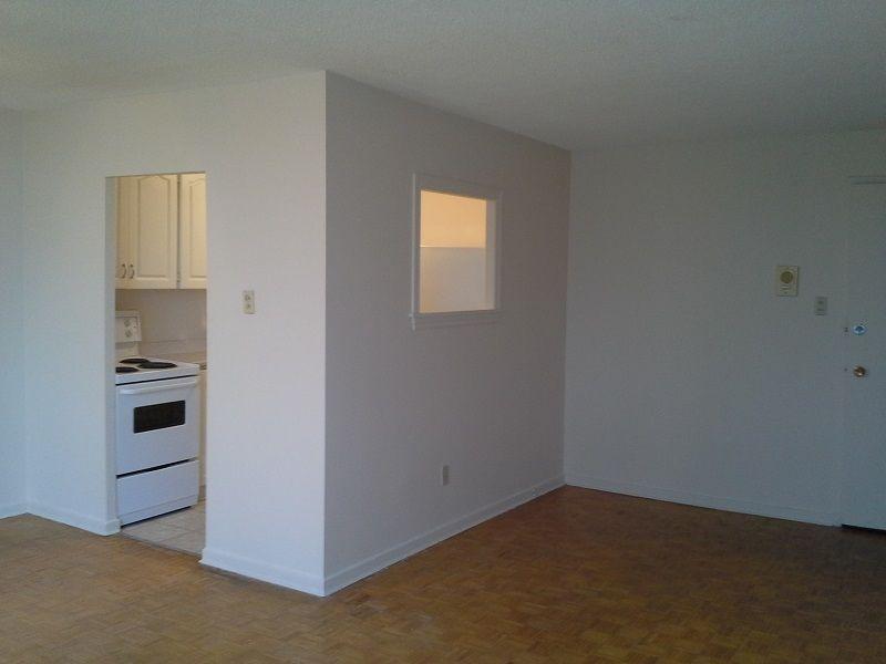 1 Bedroom $815 Incl Heat/Lights, Parking, Balcony, Avail NOW
