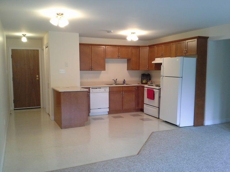 2 & 3 Bdrm, 135 University, Modern, Spacious, Close to Hospital