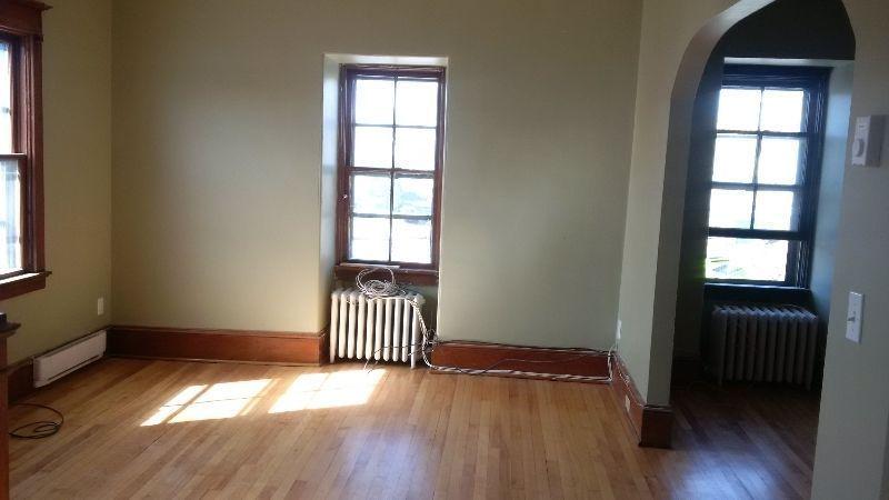 city center/2 bedroom/pet friendly/ washer/dryer