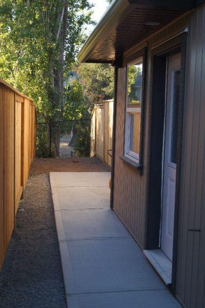 2 bdrm + den + garage w/ yard, new Townhouse-style Apt, Thetis L