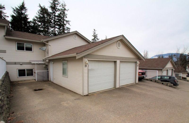 LEVEL ENTRY TOWNHOUSE (SALMON ARM, BC)