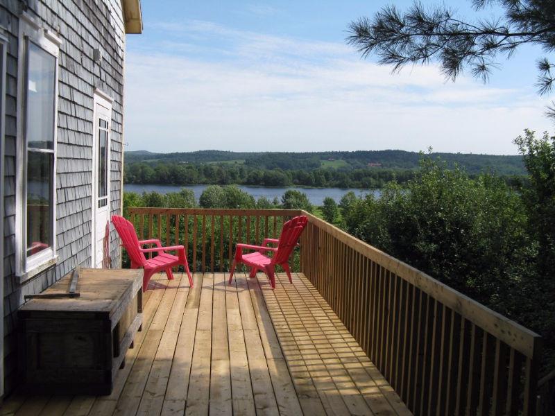 Charming Year Round Cottage with a Gorgeous View of the River