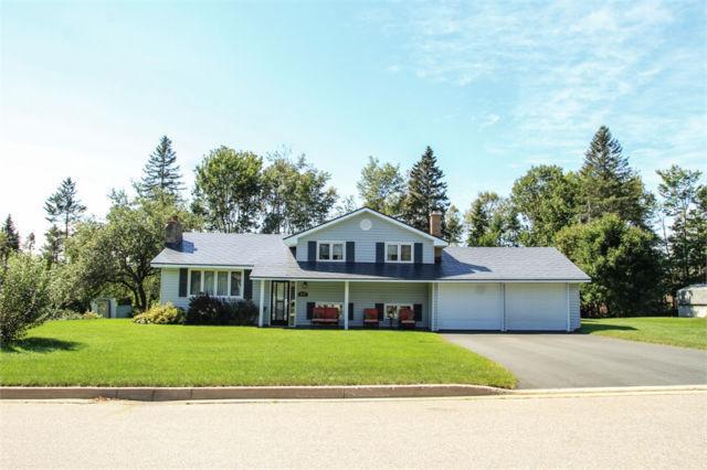 Excellent location, fantastic yard, great family home!