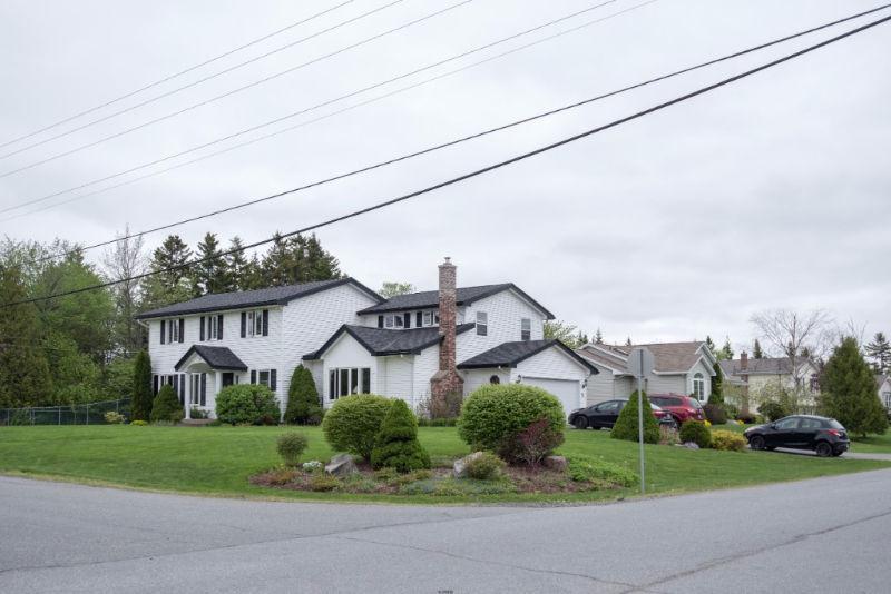 HUGE Family home , excellent area of Quispamsis!!